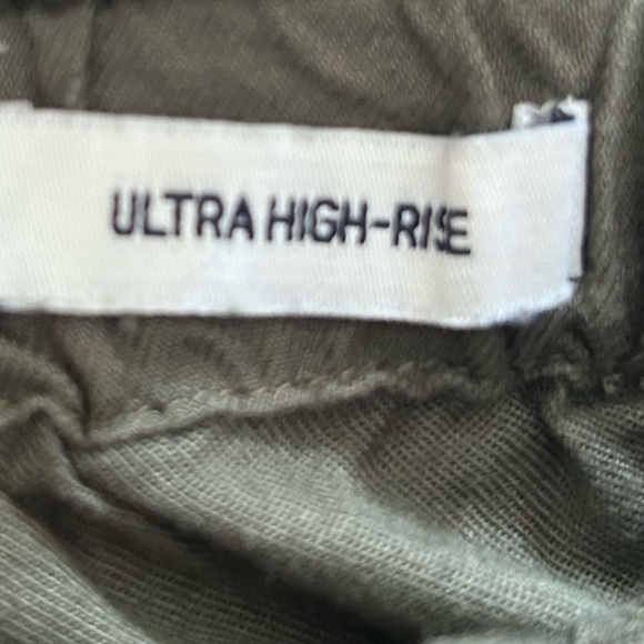 Hollister Green Ultra High Rise Flowy Shorts with Belt Size Medium - Picture 4 of 6